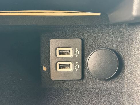 Used 2017 Lincoln Continental Premiere FWD image 27