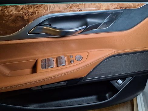 Used 2018 BMW 740e xDrive image 16