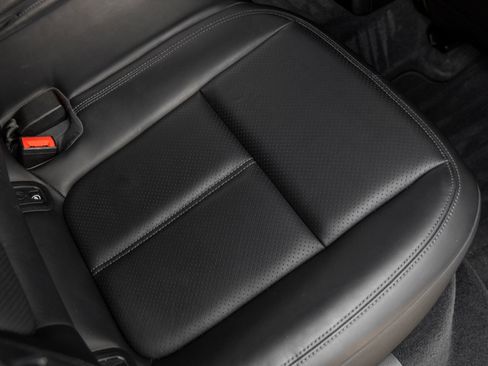 Certified 2023 Porsche Macan AWD/4WD image 39