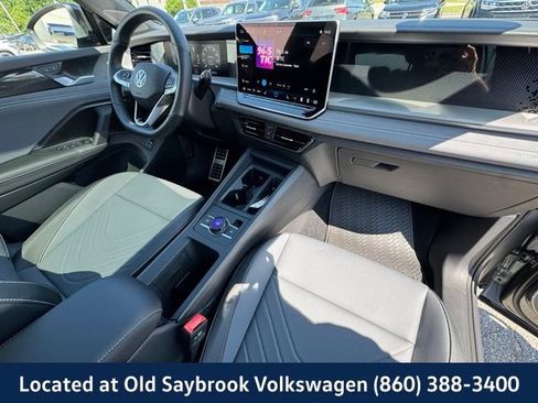 Certified 2025 Volkswagen Tiguan SE R-Line AWD/4WD image 30