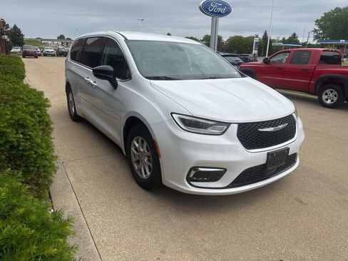 Used 2024 Chrysler Pacifica Touring-L FWD image 3