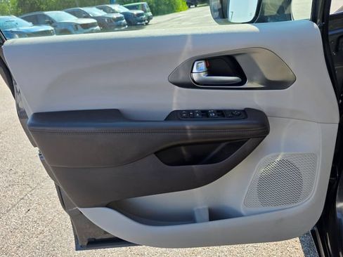 Used 2017 Chrysler Pacifica Touring-L w/ Tire & Wheel Group FWD image 26