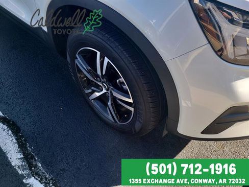 Used 2023 Volvo XC40 B4 Core image 3