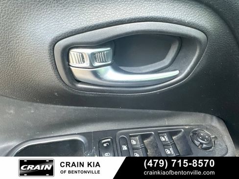 Used 2016 Jeep Renegade Latitude AWD/4WD image 13