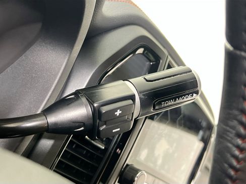 Used 2021 Nissan Titan PRO-4X w/ Pro-4x Convenience Package image 17