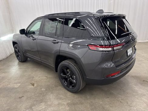 Used 2025 Jeep Grand Cherokee Altitude image 28