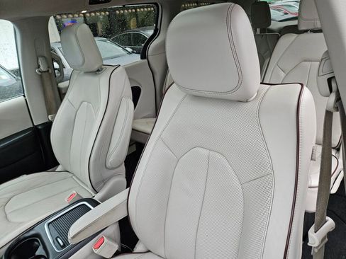 Used 2019 Chrysler Pacifica Limited image 21