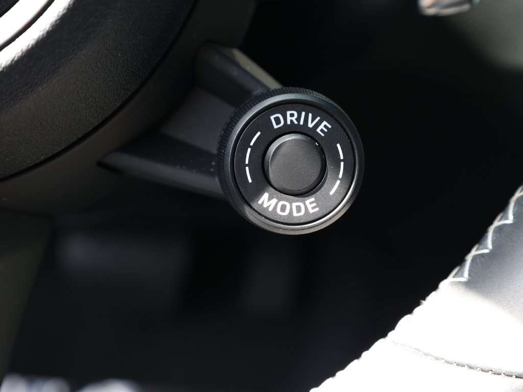 Used 2025 Porsche Macan Turbo AWD/4WD image 36