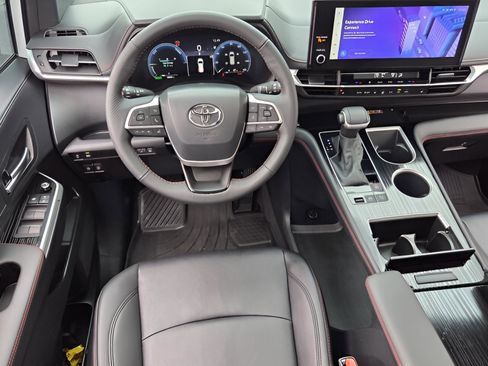 Certified 2025 Toyota Sienna XSE image 14