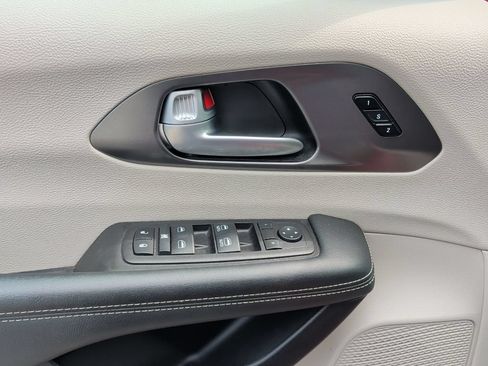 Used 2024 Chrysler Pacifica Touring-L FWD image 10