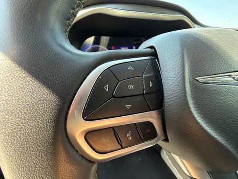Used 2022 Chrysler Pacifica Touring-L FWD image 22