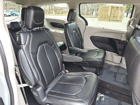 Used 2024 Chrysler Pacifica Touring-L FWD image 16