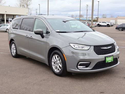 Used 2023 Chrysler Pacifica Touring-L FWD image 8