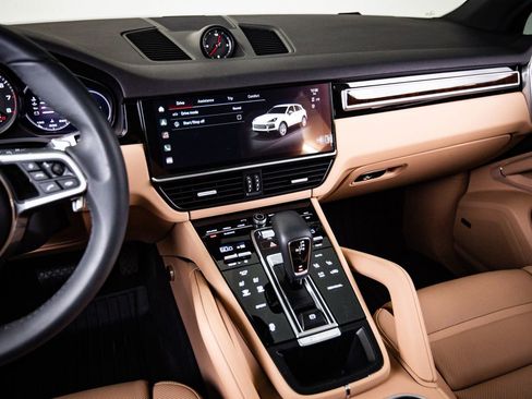 Certified 2023 Porsche Cayenne Platinum Edition image 19