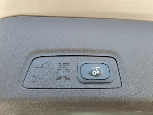Used 2019 Lincoln MKC Premiere FWD image 12
