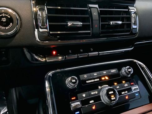 Used 2018 Lincoln Navigator Select w/ Technology Package RWD image 16