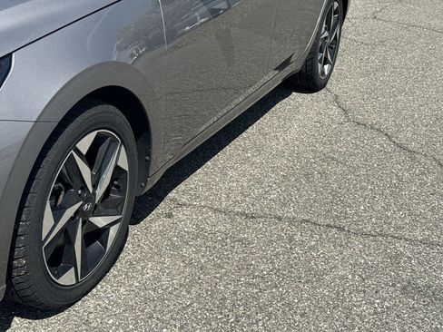 Used 2022 Hyundai Elantra Limited image 19