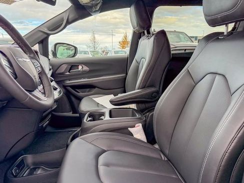 New 2026 Chrysler Voyager LX image 12