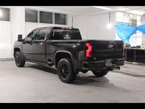 Used 2025 Chevrolet Silverado 2500 High Country w/ High Country Premium Package AWD/4WD image 3