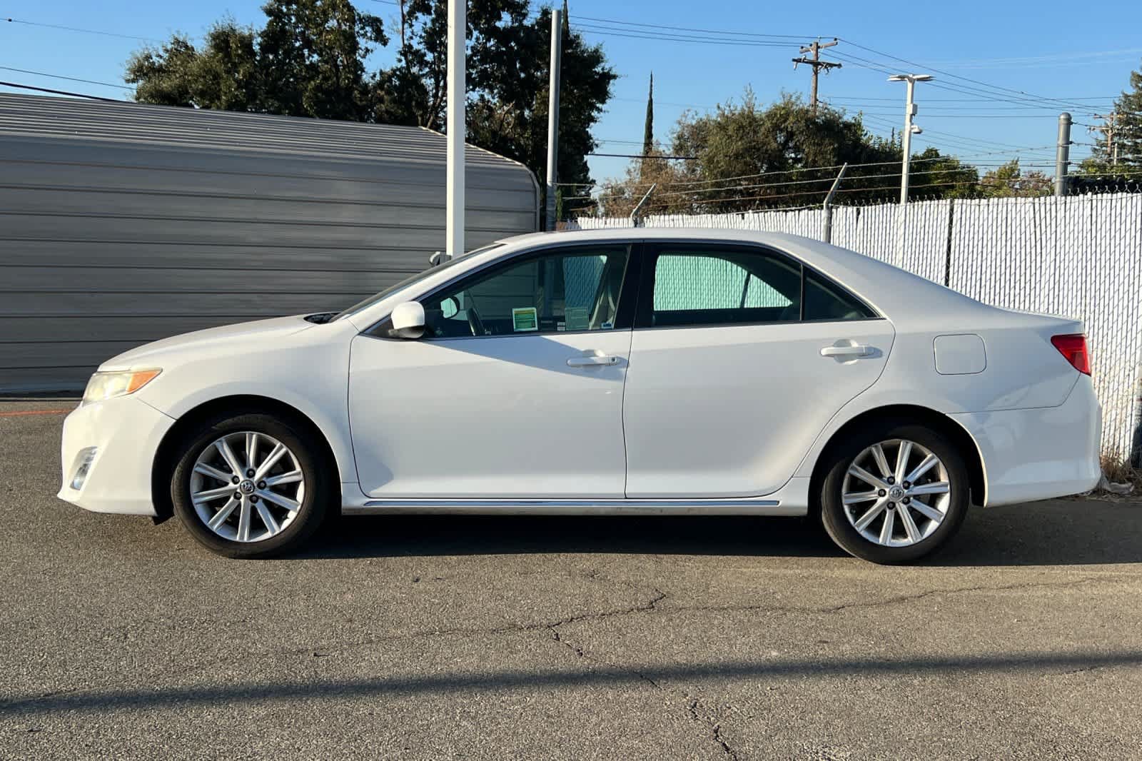 Used 2013 Toyota Camry XLE w/ Leather Pkg FWD image 2