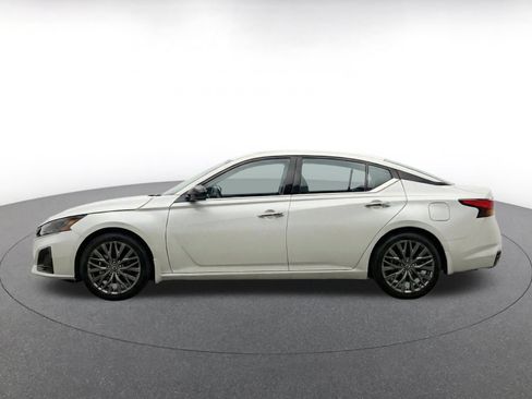Used 2025 Nissan Altima 2.5 SV FWD image 4
