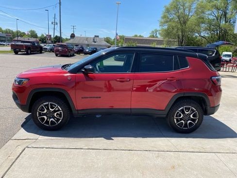 Used 2025 Jeep Compass Trailhawk AWD/4WD image 9