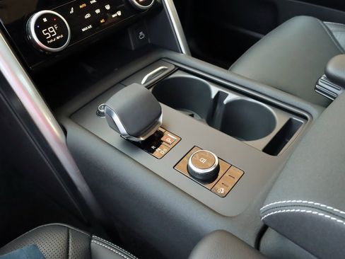 Certified 2024 Land Rover Discovery Dynamic SE image 27