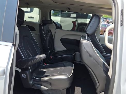 Used 2024 Chrysler Pacifica Limited FWD image 14