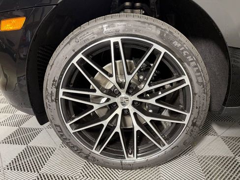 Certified 2025 Porsche Macan S image 11