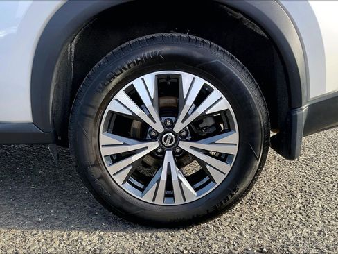 Used 2021 Nissan Rogue SV image 9