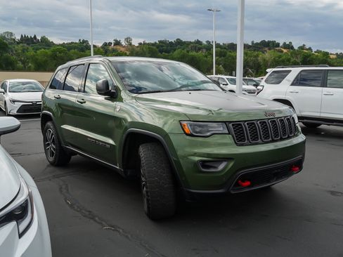 Used 2021 Jeep Grand Cherokee Trailhawk w/ Premium Lighting Group AWD/4WD image 2
