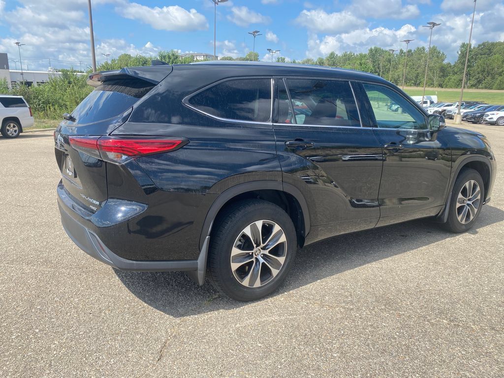 Used 2021 Toyota Highlander XLE AWD/4WD image 9