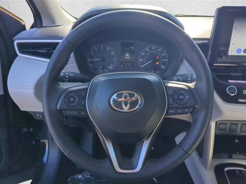 Used 2025 Toyota Corolla Cross LE image 11