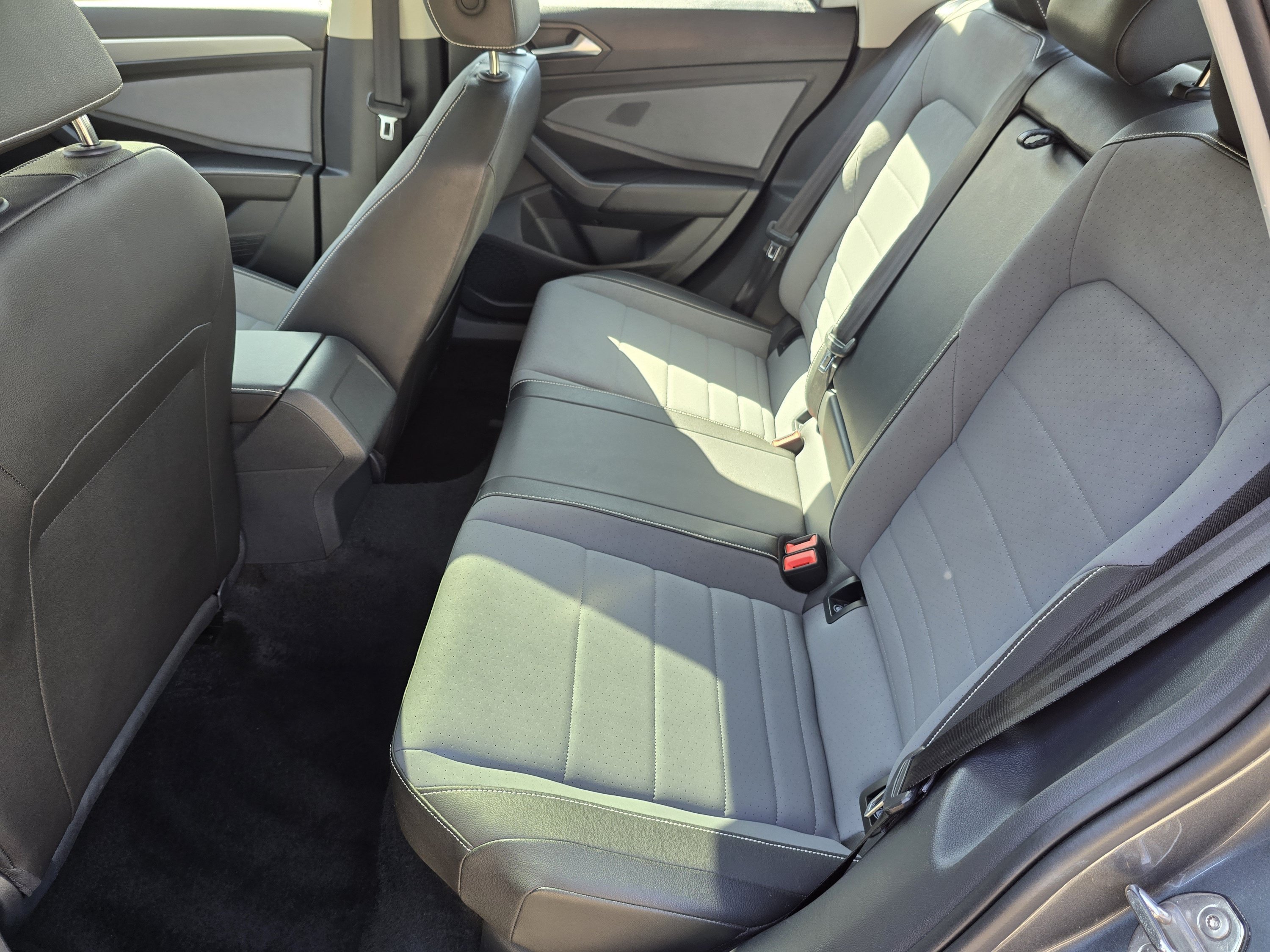 Used 2025 Volkswagen Jetta SE FWD image 6