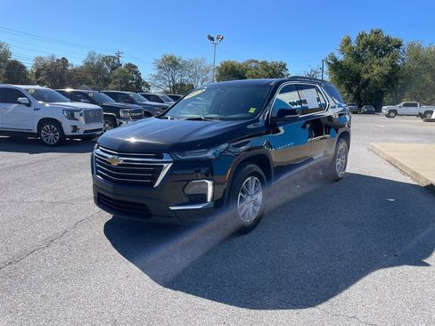 Used 2023 Chevrolet Traverse LT image 3