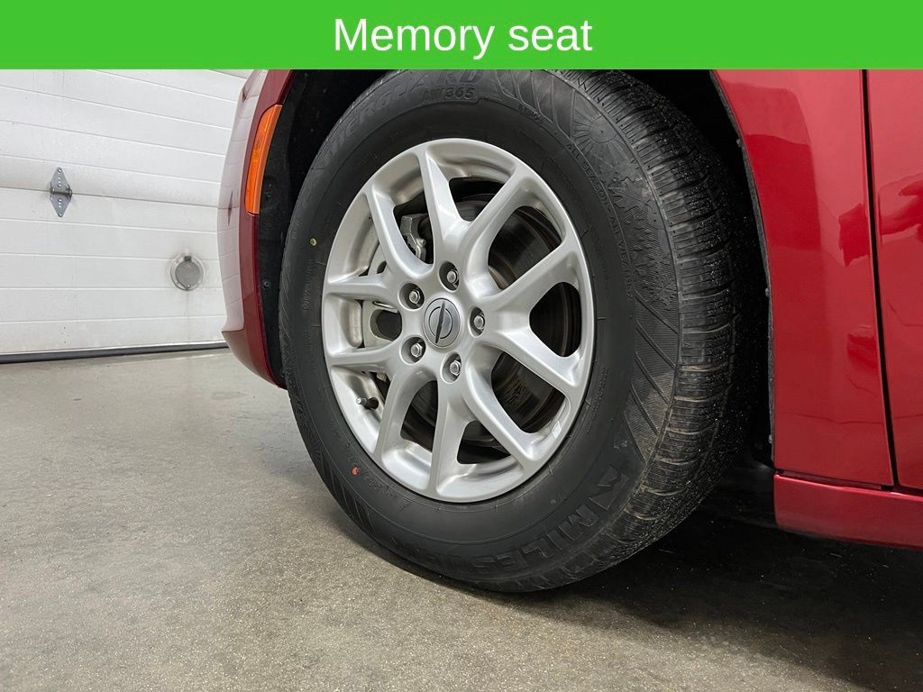 Used 2025 Chrysler Pacifica Select FWD image 16