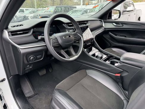 Used 2023 Jeep Grand Cherokee L Laredo AWD/4WD image 19