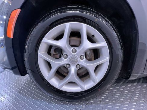 Used 2018 Chrysler Pacifica Touring-L w/ Tire & Wheel Group FWD image 10