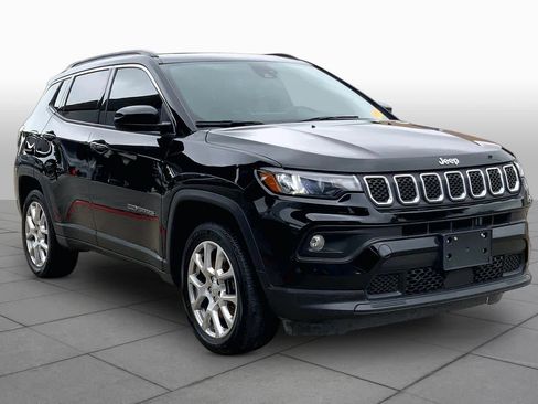 Used 2024 Jeep Compass Latitude w/ Sun and Sound Group AWD/4WD image 3