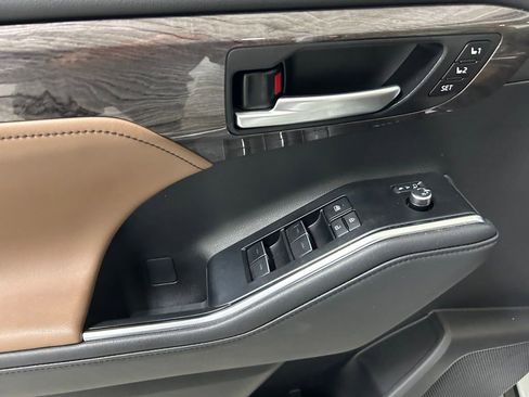 Certified 2025 Toyota Highlander Limited AWD/4WD image 17