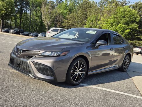 Used 2024 Toyota Camry SE image 3