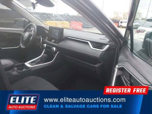 Used 2021 Toyota RAV4 LE AWD/4WD image 9