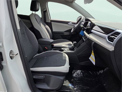 New 2026 Volkswagen Taos SE FWD image 18