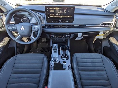 New 2025 Mitsubishi Outlander SE image 16