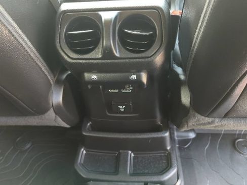 Used 2019 Jeep Wrangler Unlimited Sahara AWD/4WD image 21