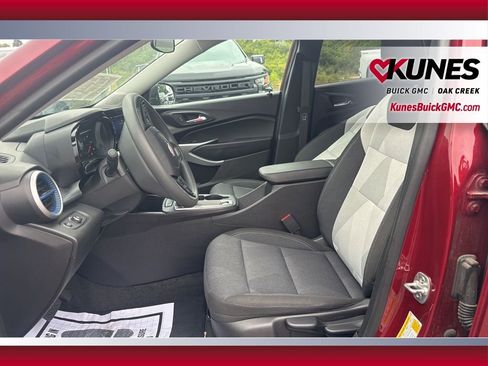 Used 2025 Chevrolet Trax LS image 22