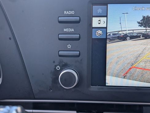 Used 2025 Hyundai Elantra Hybrid FWD image 15