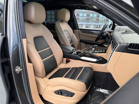 Certified 2023 Porsche Cayenne Turbo S AWD/4WD image 14