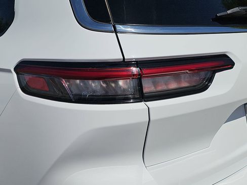 Used 2023 Jeep Grand Cherokee L Laredo image 32