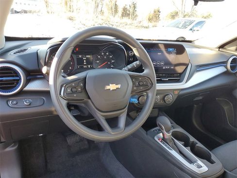 Used 2024 Chevrolet Trax LS w/ LS Convenience Package image 10